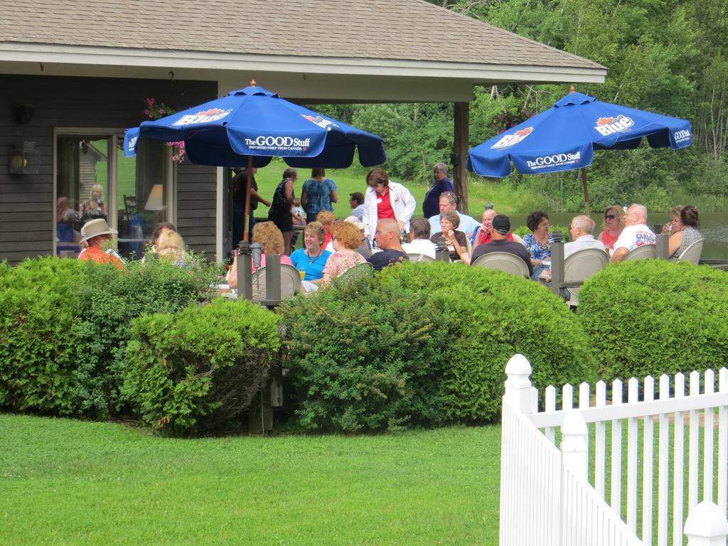 Commodores Inn Stowe Bagian luar foto