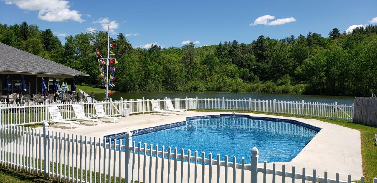 Commodores Inn Stowe Bagian luar foto